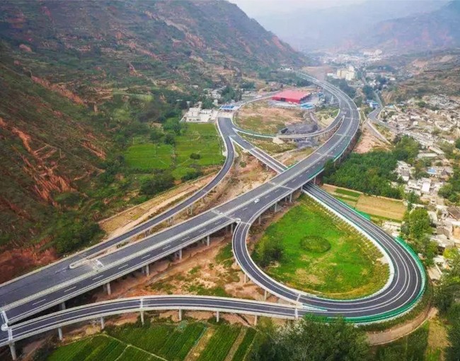 甘肃平华一级公路.jpg