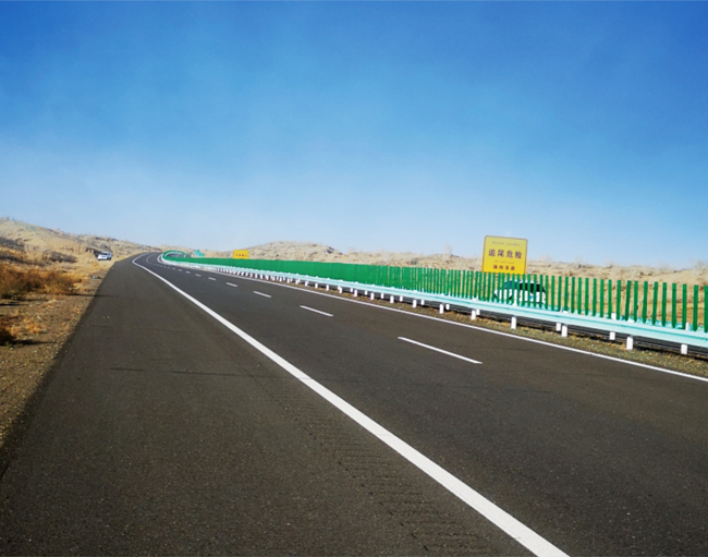 新疆准东五彩湾一级公路.jpg